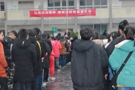 三岔镇初级中学举行散学典礼