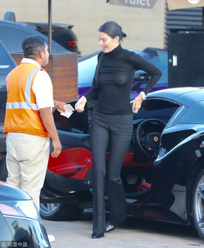 肯达尔·詹娜透视衣性感现身 与变性老爸外出用餐