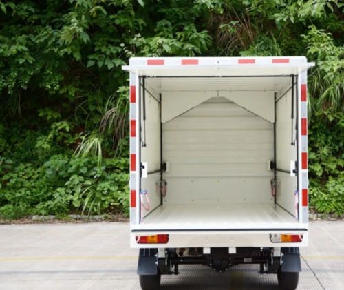 国产五菱荣光推出翼开启售货车助推地摊经济