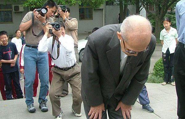 日本老兵给中国烈士下跪谢罪