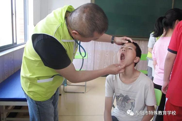 检查牙齿的健康状况
