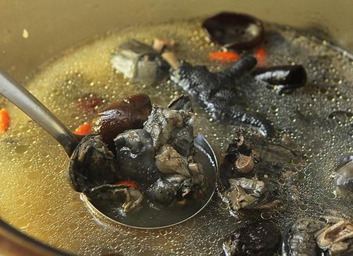 乌鸡的营养丰富,肉质细嫩,一直都是补品上选,煲锅乌鸡汤才美味