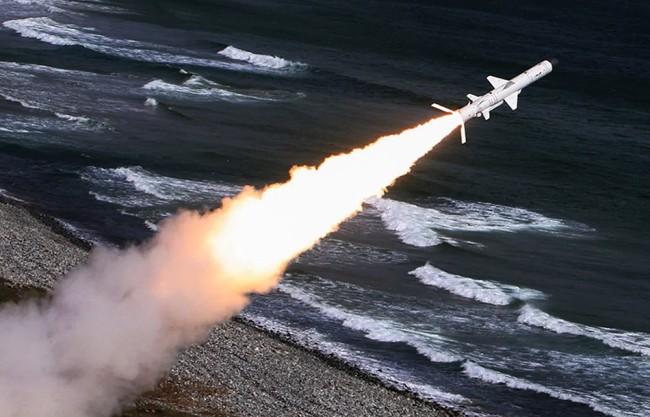 "舞会"岸舰导弹系统发射"天王星"导弹瞬间.