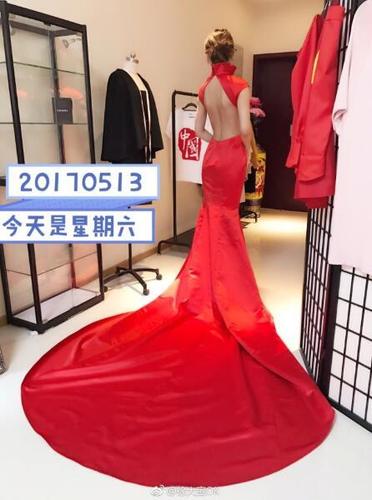 就在昨晚的戛纳电影节开幕式红毯,她身穿红色国旗印花露腰高领曳地