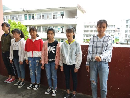 我校突击检查学生奇装异服活动