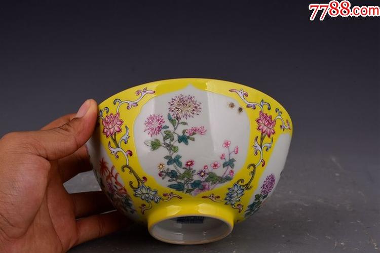 乾隆珐琅彩开光黄地描金花卉纹碗