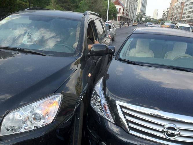 以下两车剐蹭责任在谁?建议处理流程是什么?如何走保险?