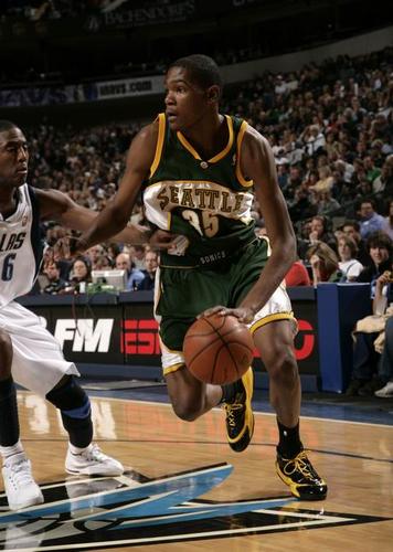 图文:[nba]小牛胜超音速 杜兰特突破