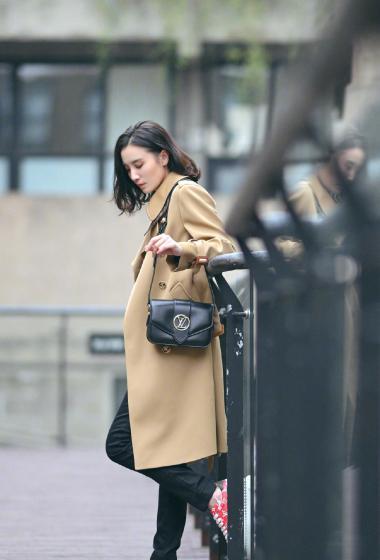 简介:宋佳卡其色风衣街拍图片,分享一组宋佳图片给大家,图中的明星