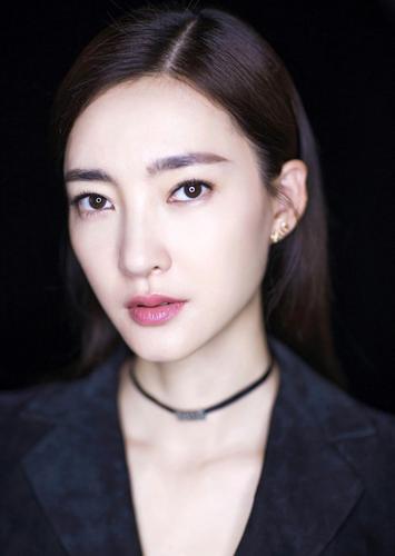 张天爱现身游乐园被路人抓拍,却被当成了王丽坤求合影