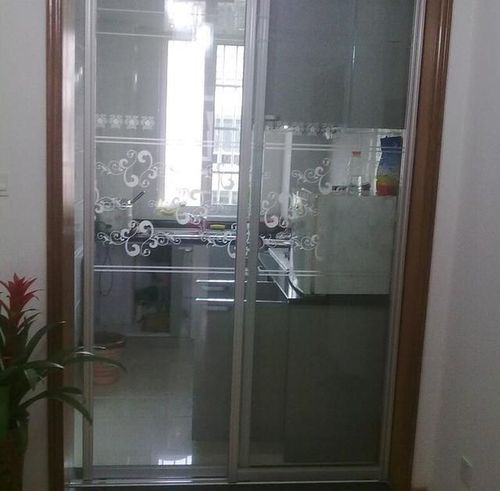 厨房的玻璃移门,中间带花纹图案的,还挺好看的,关键是透光,这样家里