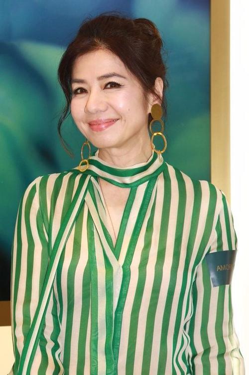 原创钟楚红近照眼露红血丝,面容憔悴,59岁还要出来捞金!