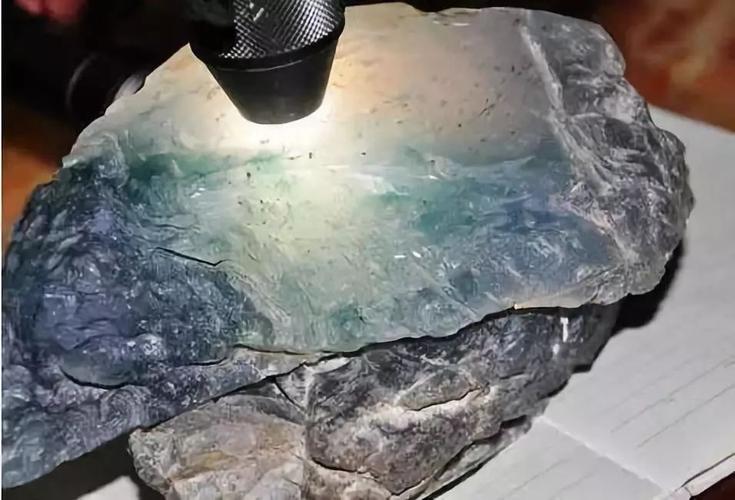 玻璃种翡翠玉最大的特点是透明度最高,几乎到了全透明,所含的包裹体