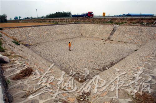 巨大的蒸发池周边没有防护措施.