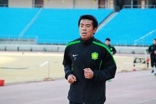 图文-国安工体训练朴成亮相 徐亮满头大汗