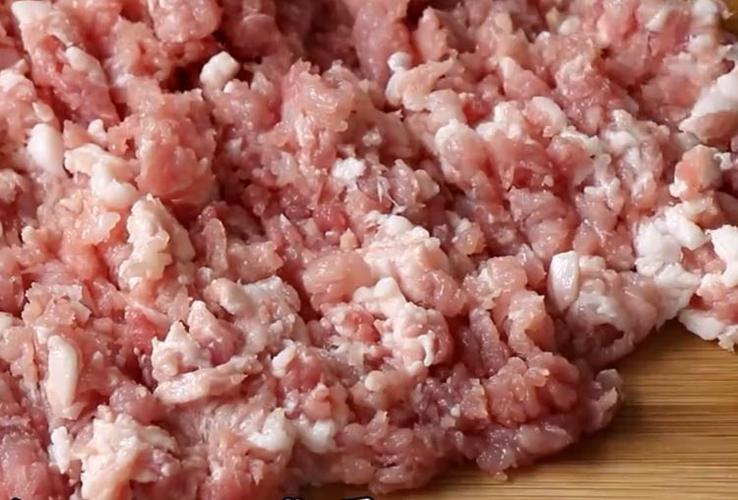 制作过程:   1.两斤猪后腿肉去皮,将肉剁成肉馅