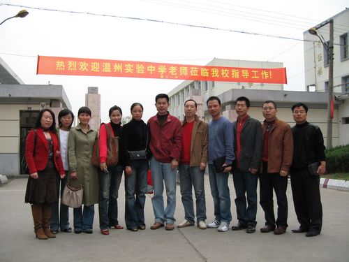 学校概括  萧江镇第一中学创办于一九八六年,座落在桔坡山北麓,东绕潘