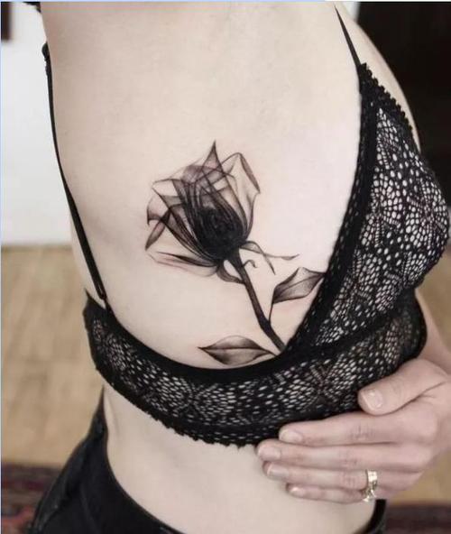 来点儿不一样的这种花朵纹身高端大气又不撞款