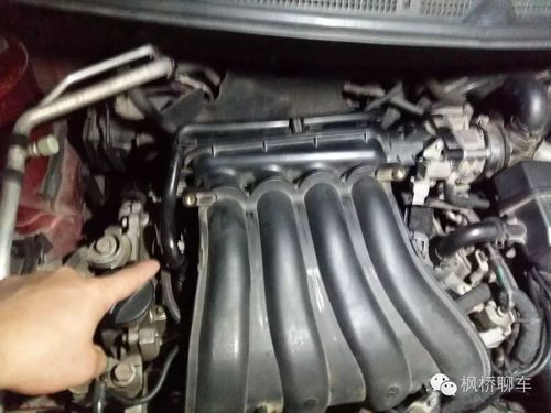 手指处就是废气单向阀出口这根管不需要拆.