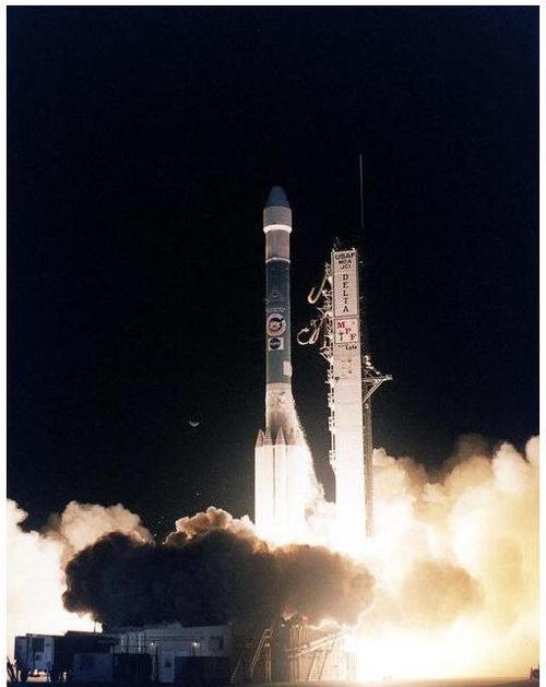 04,在卡纳维拉尔角空军基地lc-17a发射台,用德尔塔7925运载火箭成功