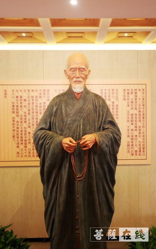 三位法师依次拈香祭虚公