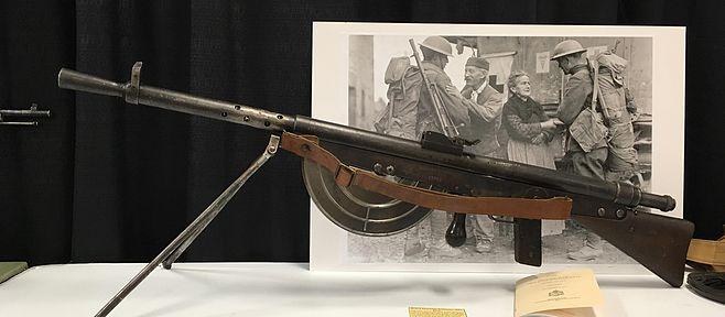 图为法国设计生产的m1915"绍沙"(chauchat)8mm轻机枪,采用容弹量20发