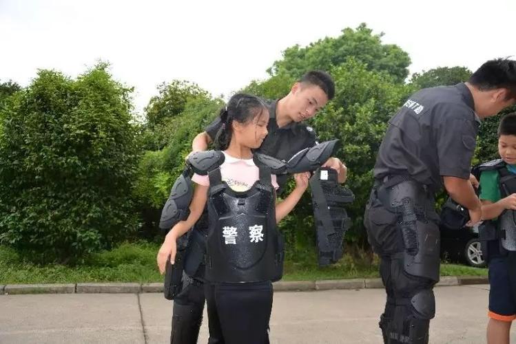 【开学第一课】百名绍兴晚报小记者走进上虞巡特警大队,体验真枪实弹