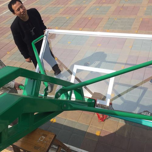 移动凹箱篮球架安装中