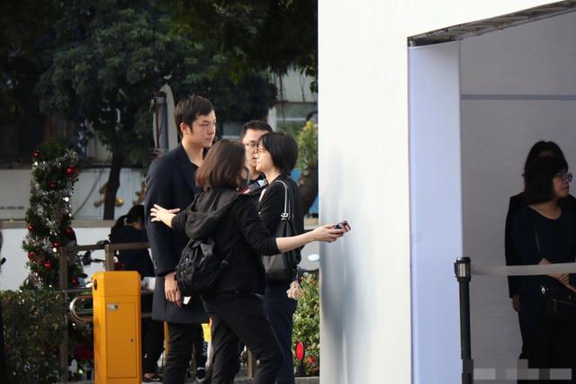 高以翔火化!女友全程陪同悲痛不已.焦俊艳发文悼念引