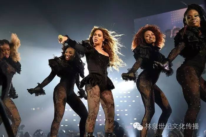 演出期间贯穿着高难度的杂技表演以及舞台上"水"的