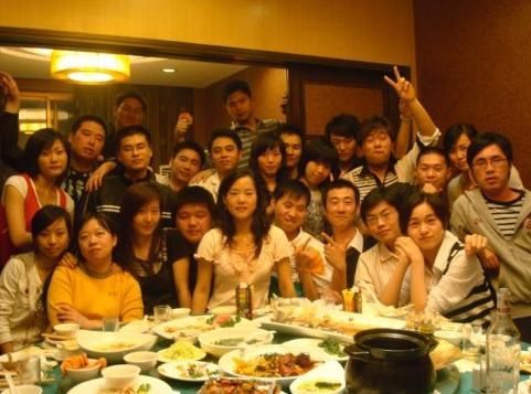 老年同学聚会有多乱同学聚会亲吻拥抱行为视频