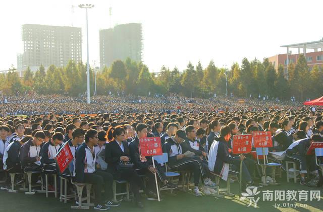 红旗飘扬,人头攒动,西峡一高8000多名学子着统一校服精神抖擞,朝气