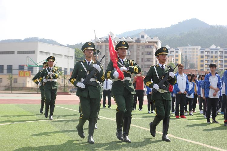 "升国旗,奏国歌,全体行注目礼.