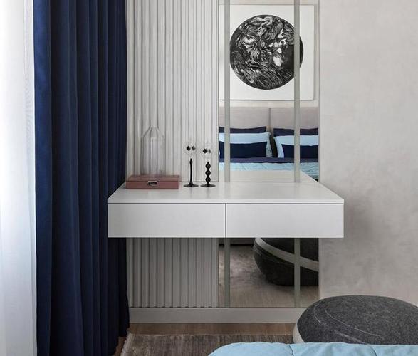 床尾处设计了一组悬空的梳妆台,既是梳妆台,也能作为办公桌使用,满足