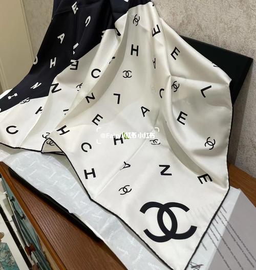 chanel 丝巾_丝巾_香奈儿怎么样_黑白搭配_时尚_配饰