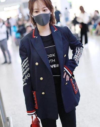 杨紫街拍:valentino字母刺绣西装 手袋紧身裤高跟靴 帅气十足