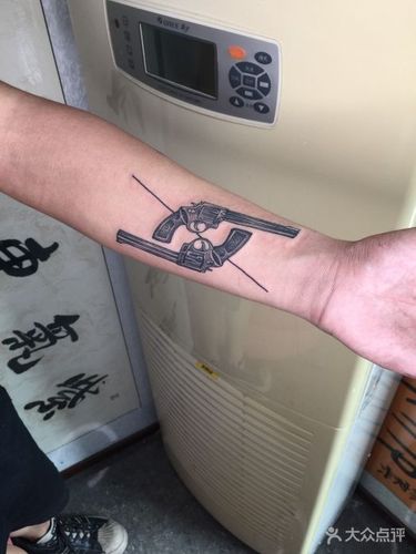 欧美双枪纹身
