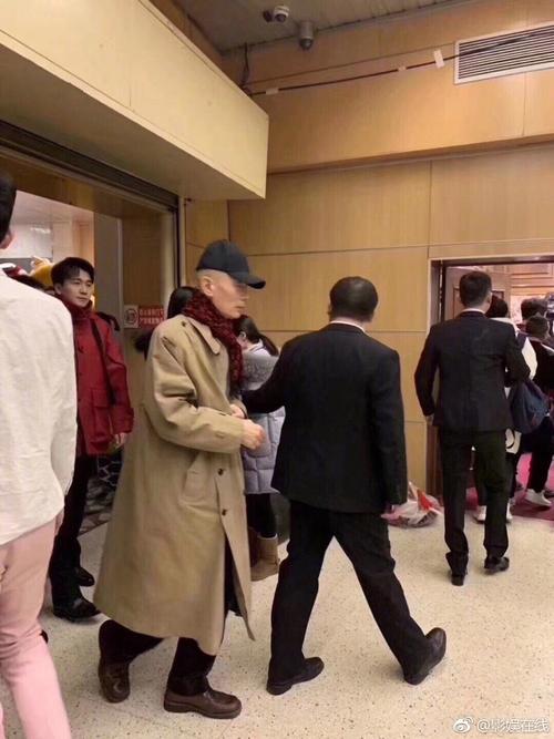 葛优春晚穿的这件风衣爆红,搜同款的结果却让人意外