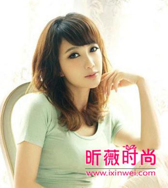 韩式斜刘海:韩式斜刘海发型清新甜美淑女范儿