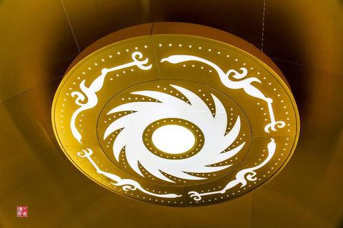 地铁站中太阳神乌标志.