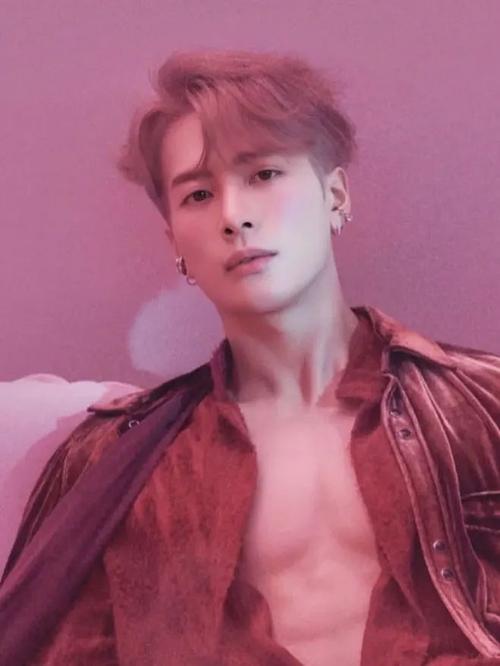 张哲瀚只有长发 微中分的时候,尤物感可以和三七分短发的王嘉尔比较