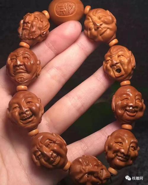 图为胡小兰的代表作《双面十八罗汉》