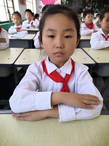 孩子们端正的坐姿.