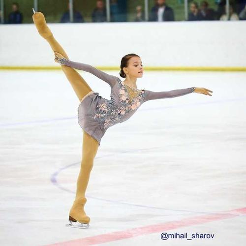 你觉得花样滑冰中最好看的一套服装(考斯滕)是什么?