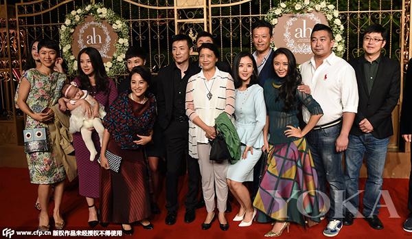 黄晓明的班主任带领同班同学出席红毯