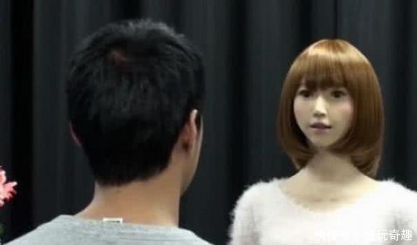 男子买了个机器人女友,因太漂亮忍不住亲了一口,女友表情尴尬了