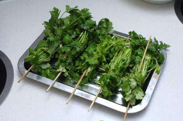 往火锅里涮香菜,很多人都不理解吧,小编也是,从来不会这样吃的,被列为