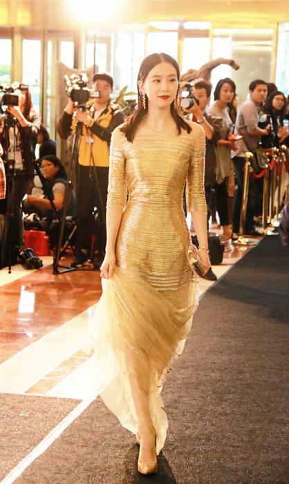 刘诗诗出席第19届釜山电影节"亚洲明星大奖"颁奖礼红毯