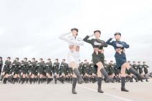 栾馨:领队三军女兵方队(图)