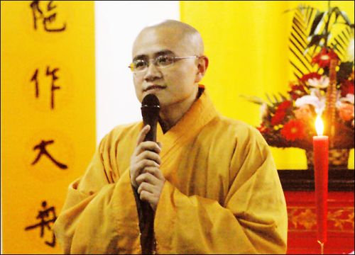 首页 新闻动态 西园寺新年祈福法会  △济群法师在佛前点亮第一盏灯